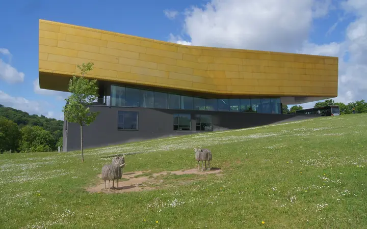 Das goldene Besucherzentrum Arche Nebra auf dem Mittelberg