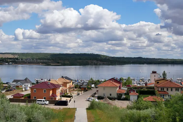 Sommerblick über den Geiseltalsee mit Segelbooten und Ferienhäusern