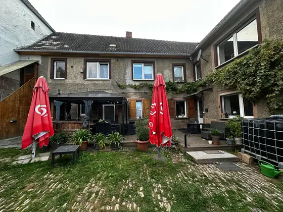 Innenhof der KniSi-Ranch mit Terrasse, Pavillon und Sonnenschirmen