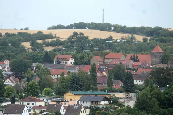 Blick auf Nebra mit roten Dächern und Kirchturm