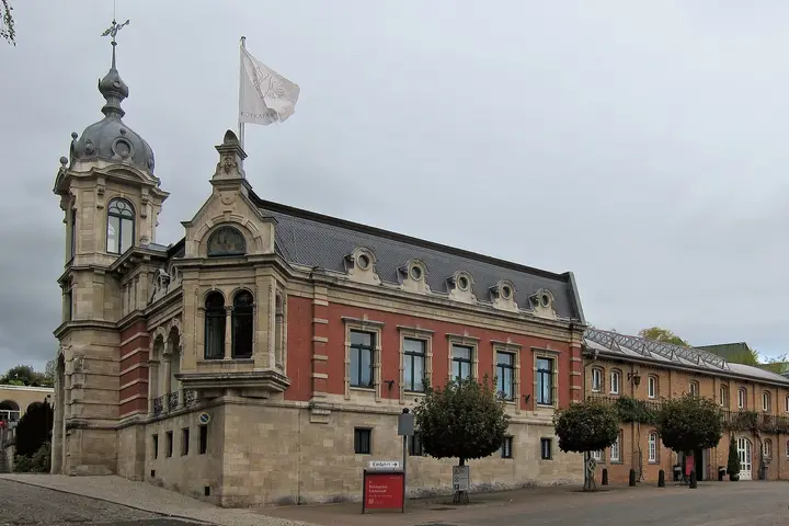Das historische Gebäude der Rotkäppchen-Sektkellerei in Freyburg